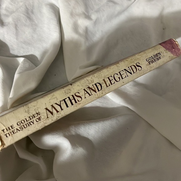 The Golden Treasury of Myths and Legends A Giant Golden Book De Luxe Edition - Picture 9 of 10